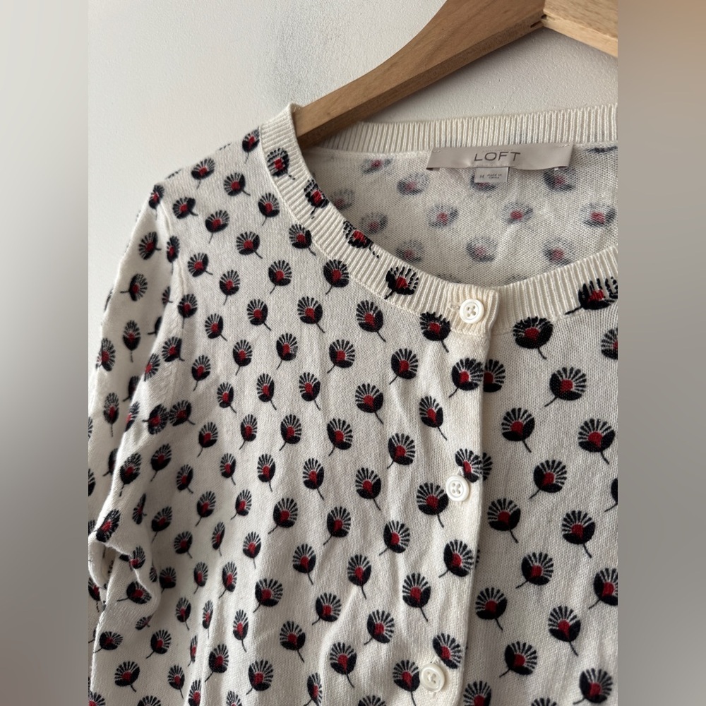 Ann‎ Taylor Loft Women's Button Up Sweater Cardigan Fan Design - Picture 2 of 6